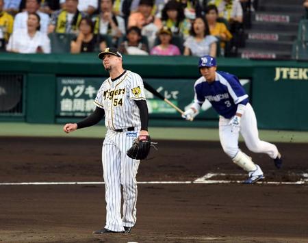 １回中日２死満塁、阪神ランディー・メッセンジャーは中日・高橋周平に先制適時打を許す＝甲子園（撮影・山口登）