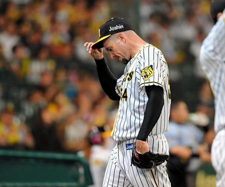 ６回途中、降板する阪神　ランディ・メッセンジャー＝甲子園（撮影・高部洋祐）