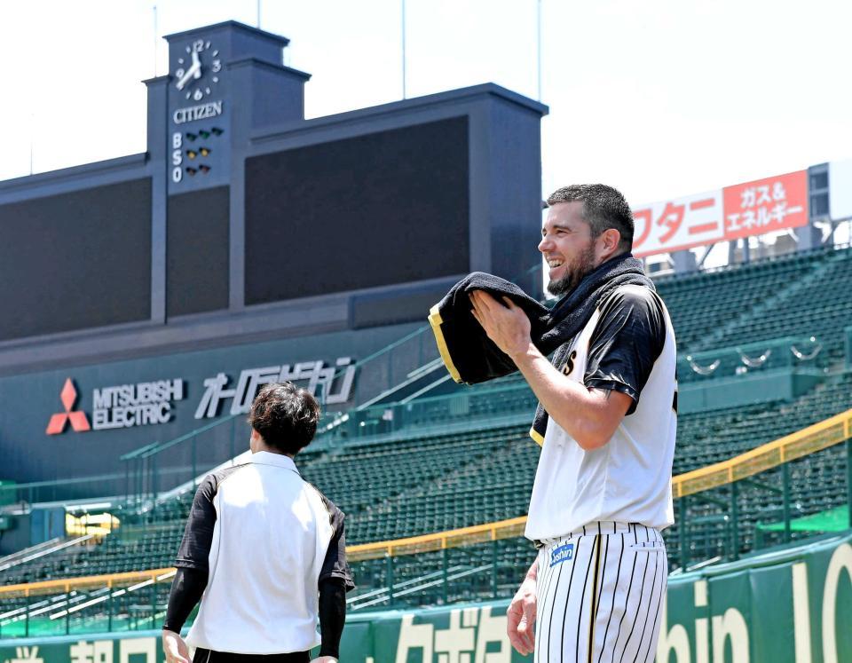 　汗をふきながら笑顔を見せるメッセンジャー（撮影・高部洋祐）