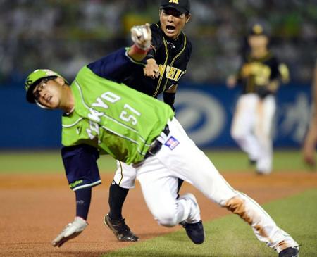 　６月２９日のヤクルト対阪神戦の７回、北條（奥）は二走の藤井にタッチできずオーバーランを指摘する