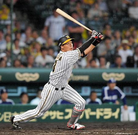 ８回、勝ち越しの適時三塁打を放つ阪神・大山＝甲子園（撮影・高部洋祐）
