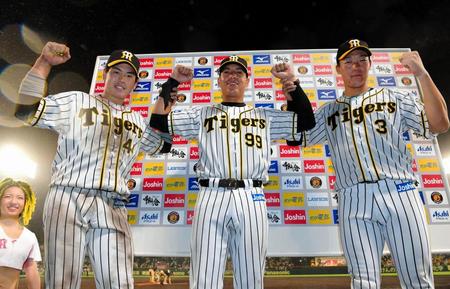お立ち台でポーズを決める（左から）阪神・梅野隆太郎、阪神　エフレン・ナバーロ、阪神・大山悠輔＝甲子園（撮影・高部洋祐）