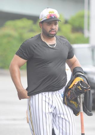 室内でのバッティング練習を終え、虎風荘に戻る阪神　ウィリン・ロサリオ＝甲子園（撮影・北村雅宏）