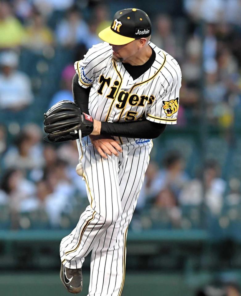 ３回、高橋の打球が右足に直撃するメッセンジャー　