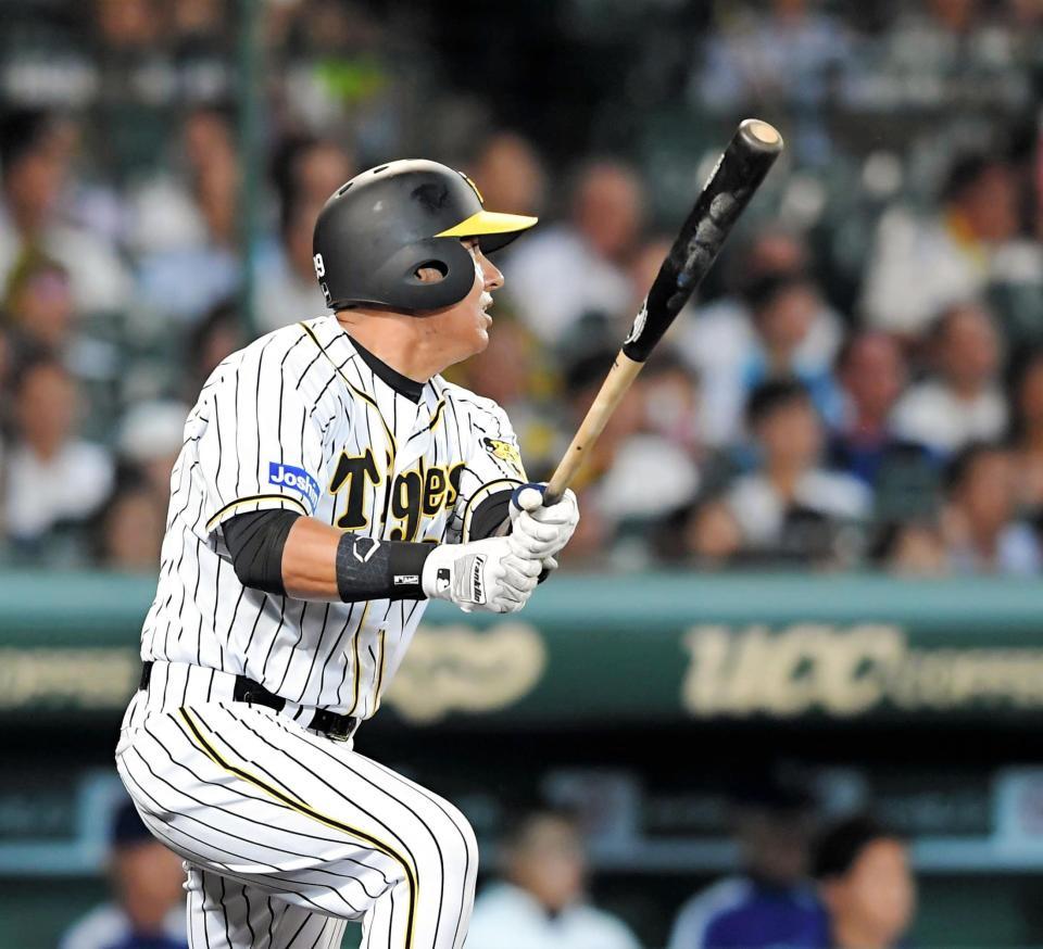 ６回、同点の犠飛を放つ阪神・ナバーロ＝甲子園（撮影・高部洋祐）