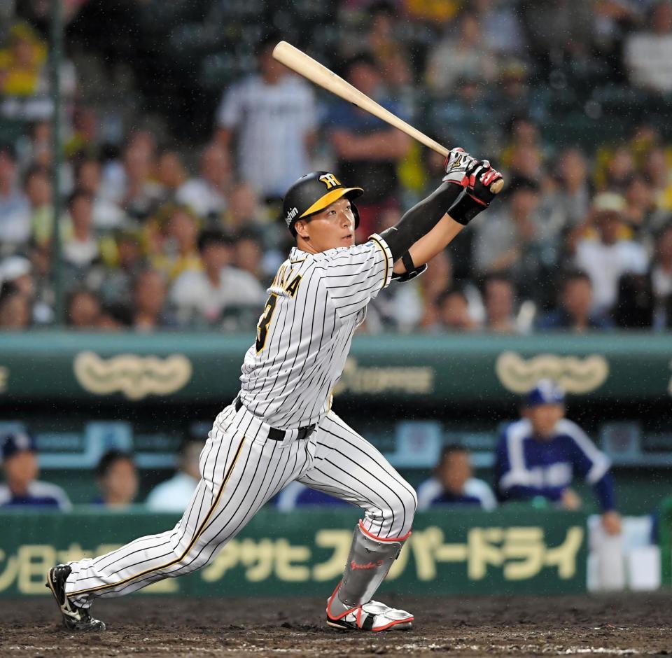 ８回、勝ち越しの適時三塁打を放つ阪神・大山＝甲子園（撮影・高部洋祐）