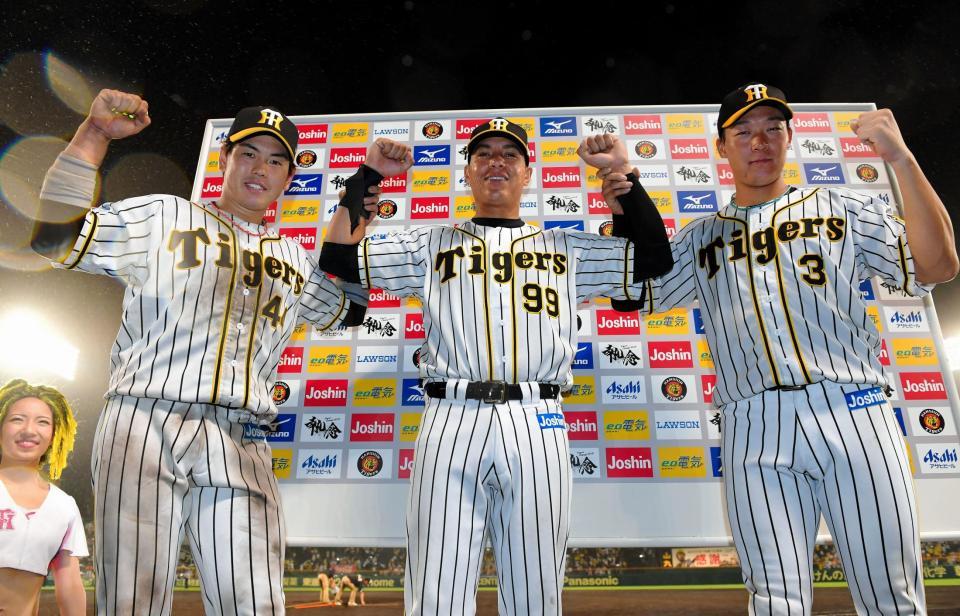 お立ち台でポーズを決める（左から）阪神・梅野隆太郎、阪神　エフレン・ナバーロ、阪神・大山悠輔＝甲子園（撮影・高部洋祐）