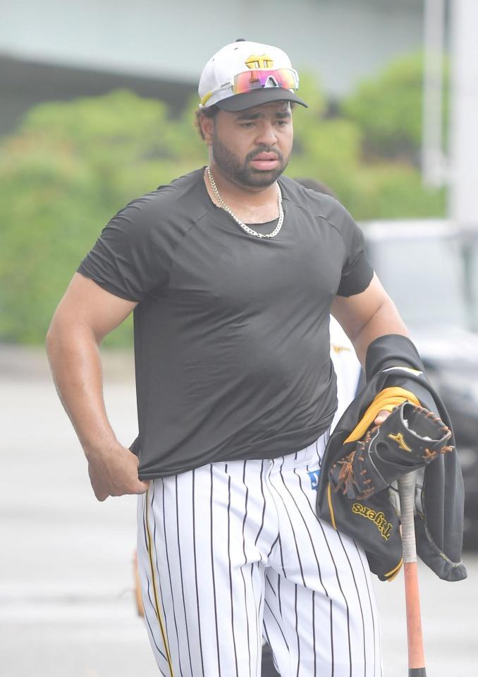 室内でのバッティング練習を終え、虎風荘に戻る阪神　ウィリン・ロサリオ＝甲子園（撮影・北村雅宏）