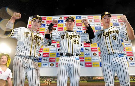 　お立ち台でポーズを決める（左から）梅野、ナバーロ、大山（撮影・高部洋祐）