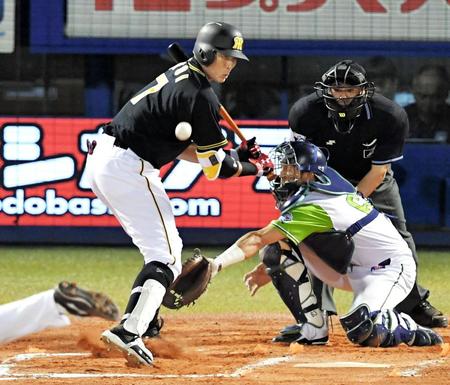 ヤクルト戦の８回、右足に死球を受ける糸井＝６月３０日