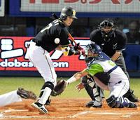 ヤクルト戦の８回、右足に死球を受ける糸井＝６月３０日