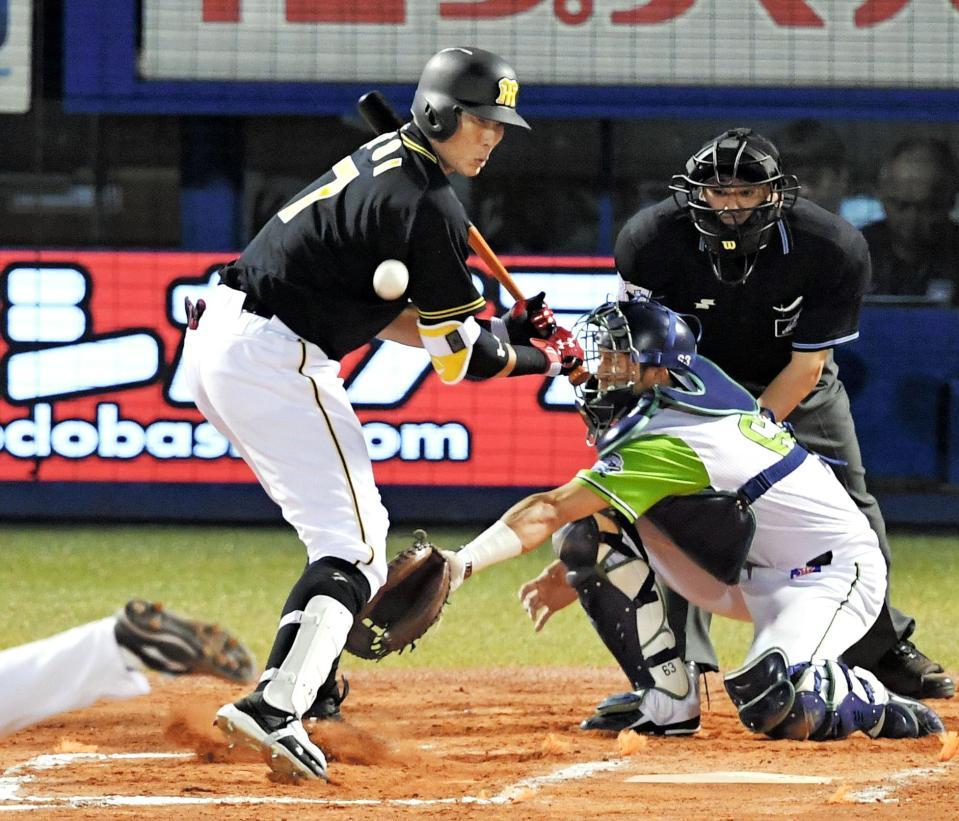 ヤクルト戦の８回、右足に死球を受ける糸井＝６月３０日