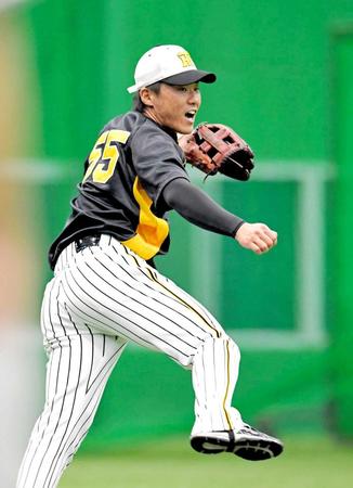 　ノックを受け勢いよく返球する陽川