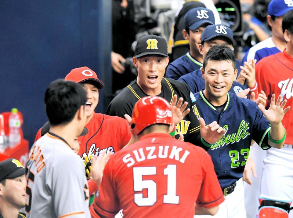 　２回、ソロを放った鈴木（５１）を出迎える糸井（中央）＝撮影・高部洋祐