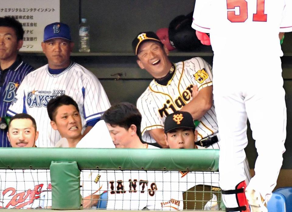 （手前左から）菊池涼、坂本勇らと笑顔で話す金本監督（中央）。左奥はラミレス監督（撮影・棚橋慶太）