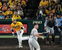 ８回、巨人・沢村拓一（手前）から適時打を放つ阪神・原口文仁（左）＝甲子園（撮影・高部洋祐）