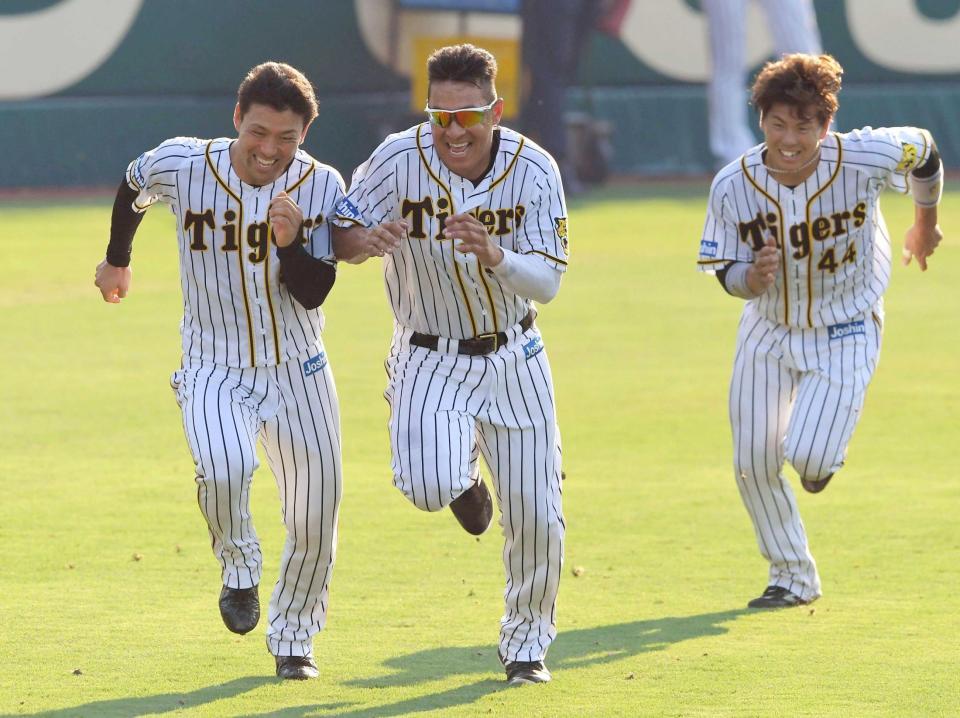 　伊藤隼（左）と競うようにダッシュするナバーロ。右は梅野（撮影・北村雅宏）