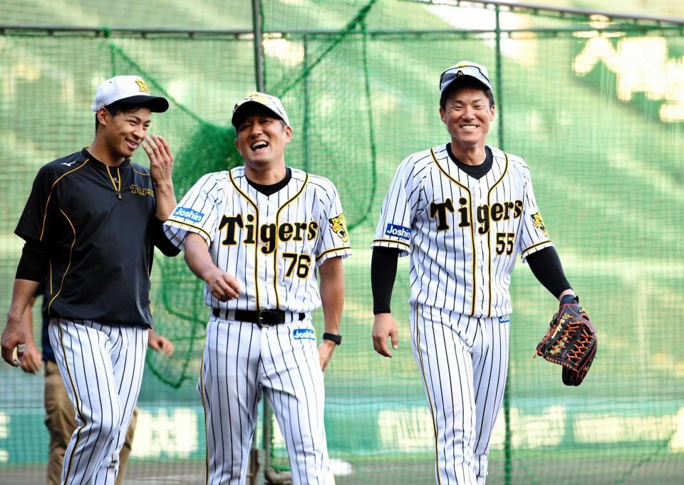 　練習を終え、笑顔で引き揚げる（右から）陽川、平野コーチ、植田（撮影・田中太一）