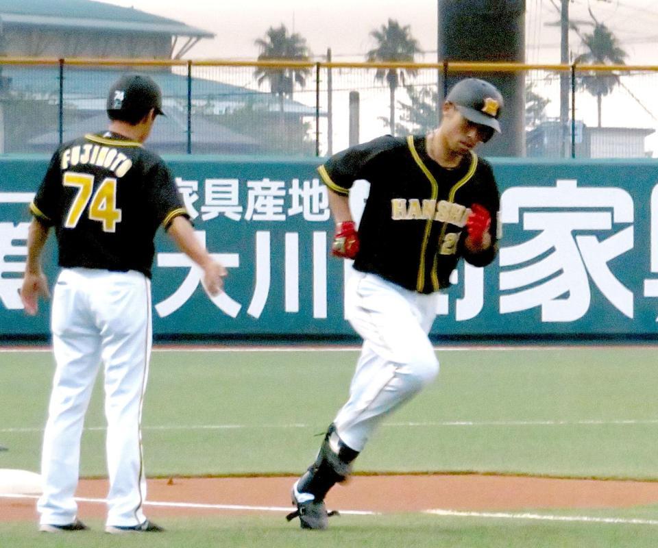 １回、先頭打者本塁打を放ち、本塁へ向かう江越（右）