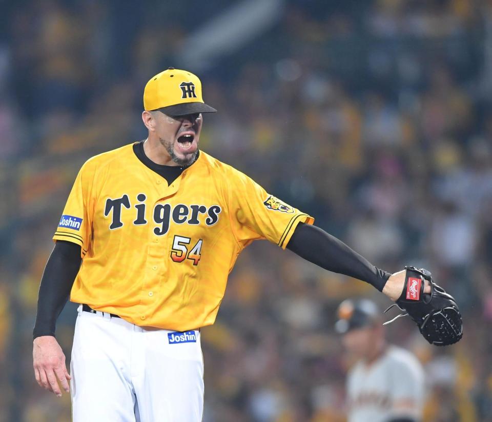 ５回、巨人　ケーシー・マギーに逆転となる適時打を浴び、声をあらげるように返球されたボールを受け取る阪神　ランディ・メッセンジャー＝甲子園（撮影・北村雅宏）