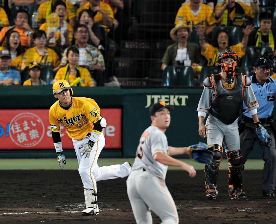 ８回、巨人・沢村拓一（手前）から適時打を放つ阪神・原口文仁（左）＝甲子園（撮影・高部洋祐）