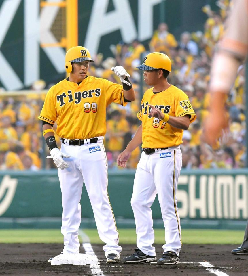 　ベンチに向かって拳を上げるナバーロ（左）＝撮影・北村雅宏