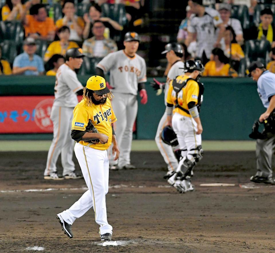 　８回、亀井（奥左から３人目）に２ランを浴び、肩を落とすマテオ（手前）＝撮影・高部洋祐　