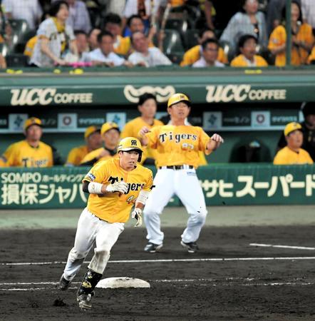 ９回、大飛球を放つも左飛に倒れる梅野（手前）。一塁ベースコーチの中村コーチ（87）もガックリ（撮影・高部洋祐）