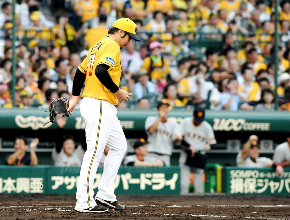 　４回、投手のヤングマンに２点適時打を浴び肩を落とす岩田（撮影・田中太一）