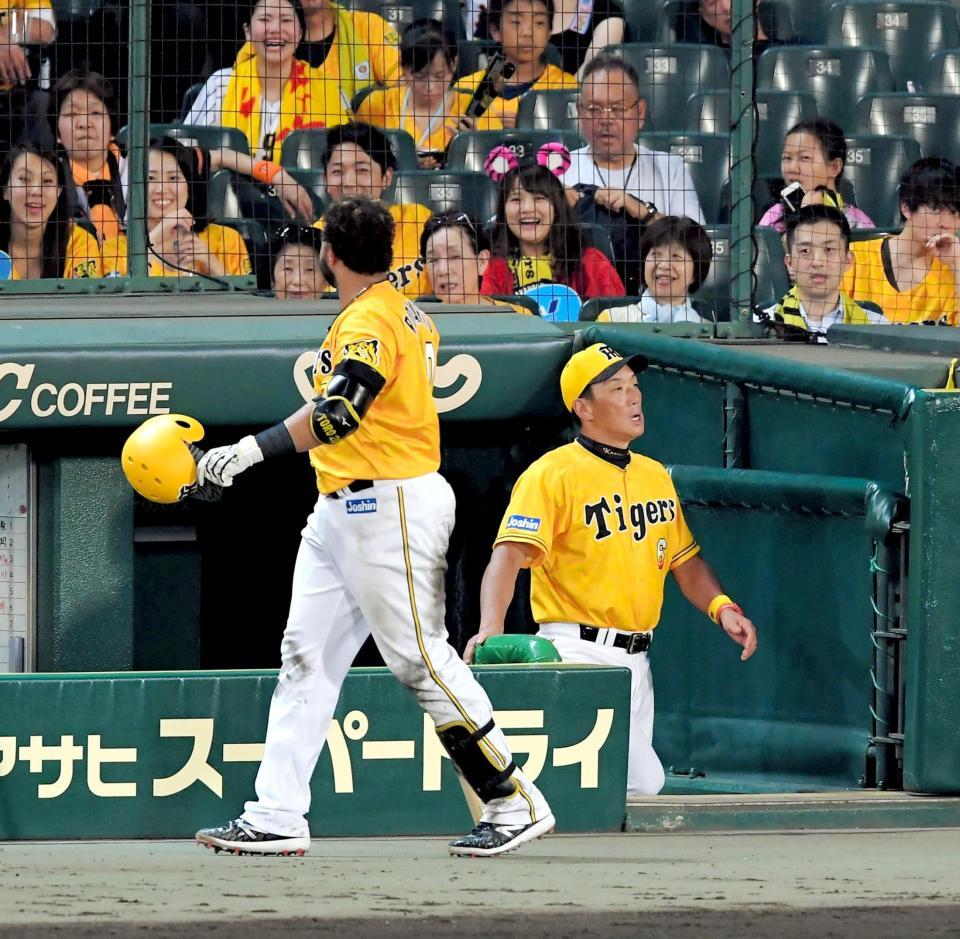 　８回終了後、選手交代を告げるためにベンチを出る金本監督。左はロサリオ