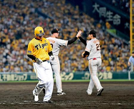 　９回、一ゴロに倒れてうなだれる福留。勝利のタッチを交わす（右から）岡本とマシソン（撮影・田中太一）