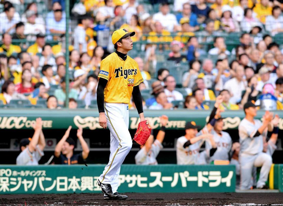 　１回、陽岱鋼に先制の適時二塁打を許した才木。後方は沸き上がる巨人ベンチ（撮影・田中太一）