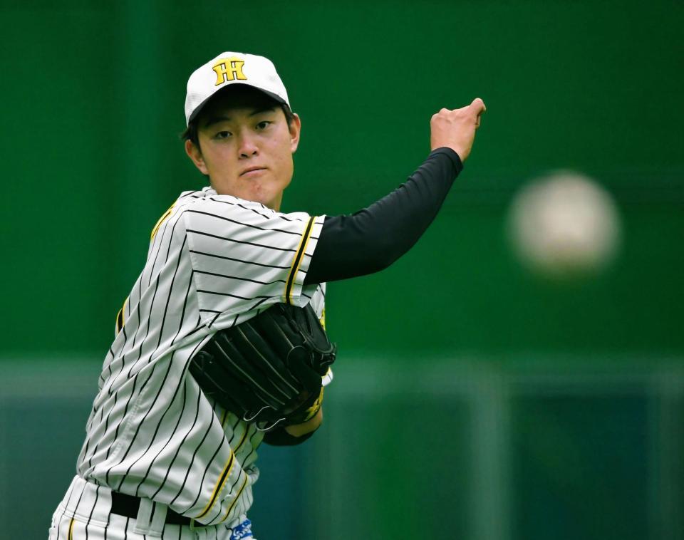 ノックを受け、三塁方向に送球する望月（撮影・高部洋祐）