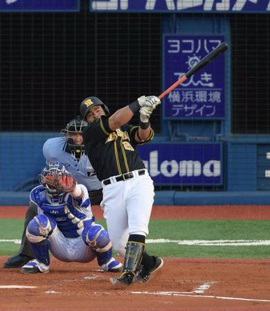 ２回阪神無死、左越えに先制ソロを放つ阪神・ロサリオ＝横浜スタジアム（撮影・金田祐二）