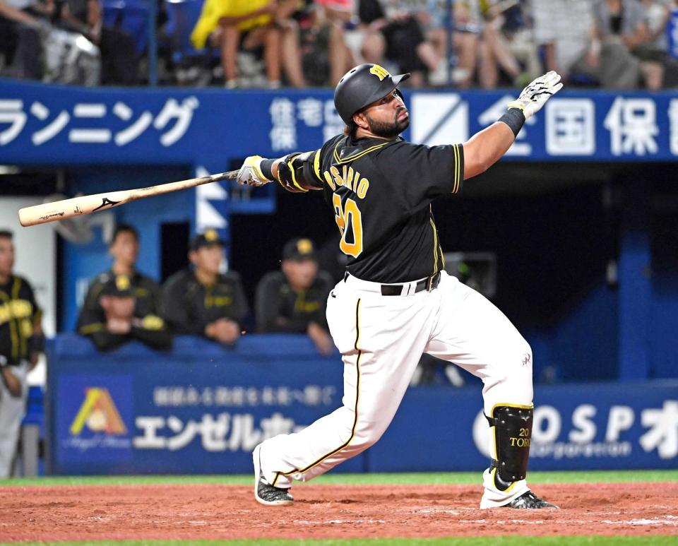 　８回、右越えに適時打を放つロサリオ（撮影・棚橋慶太）