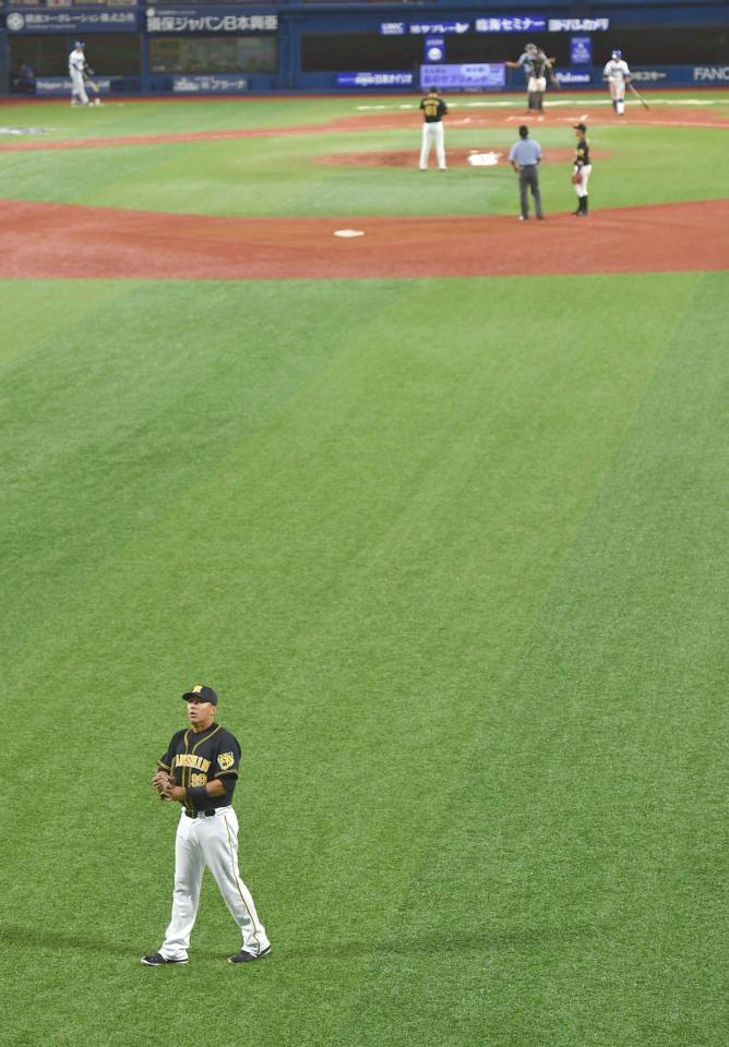 　中堅の守備に就くナバーロ（撮影・金田祐二）