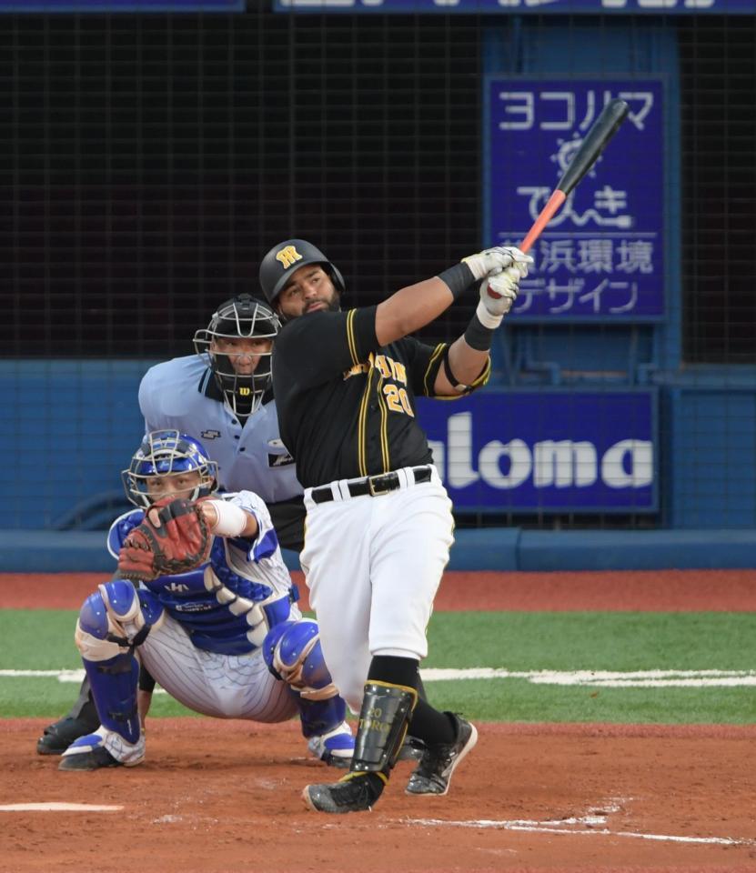 ３回阪神１死、左越えに２打席連続ソロを放つ阪神・ロサリオ＝横浜スタジアム（撮影・金田祐二）