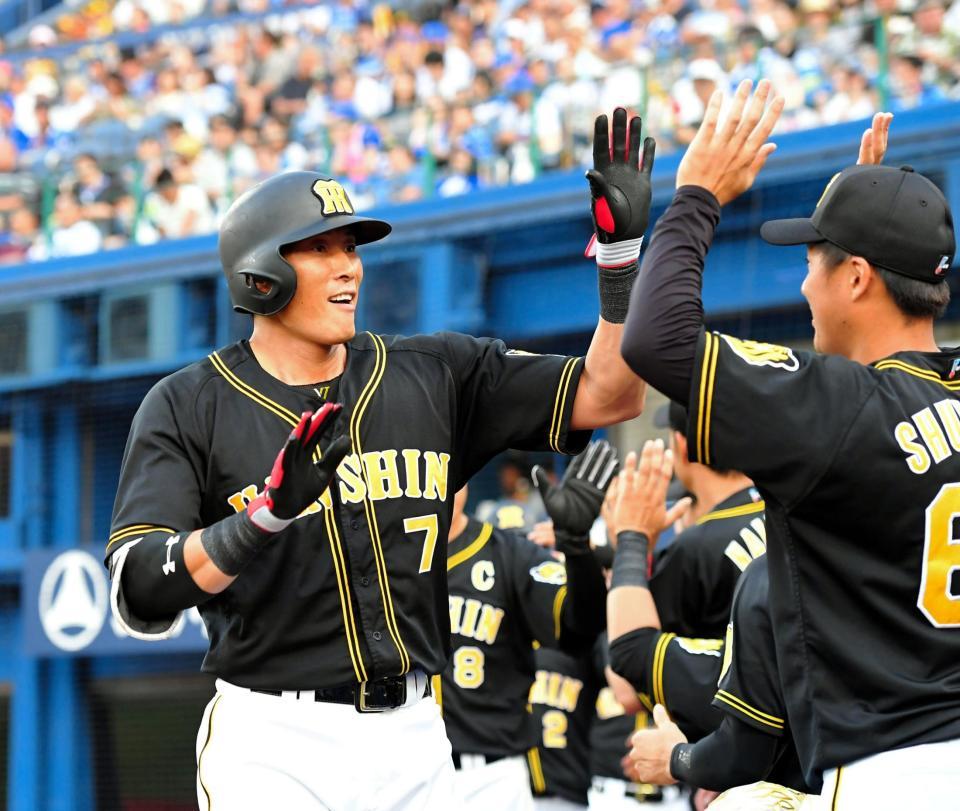 ３回、３ランを放ち、ナインとタッチを交わす阪神・糸井＝横浜スタジアム（撮影・高部洋祐）
