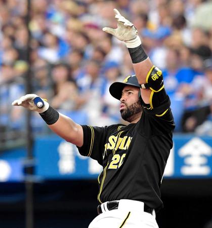 　３回、２打席連発となるソロを放つロサリオ（撮影・高部洋祐）