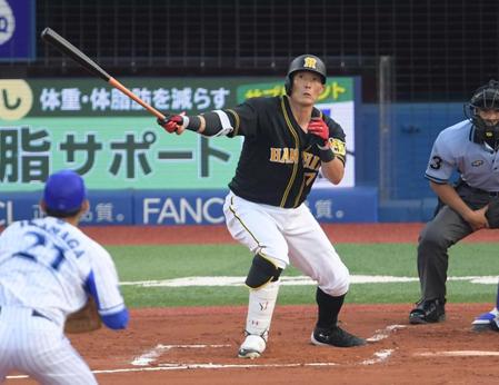 １回、先制適時打を放つ糸井