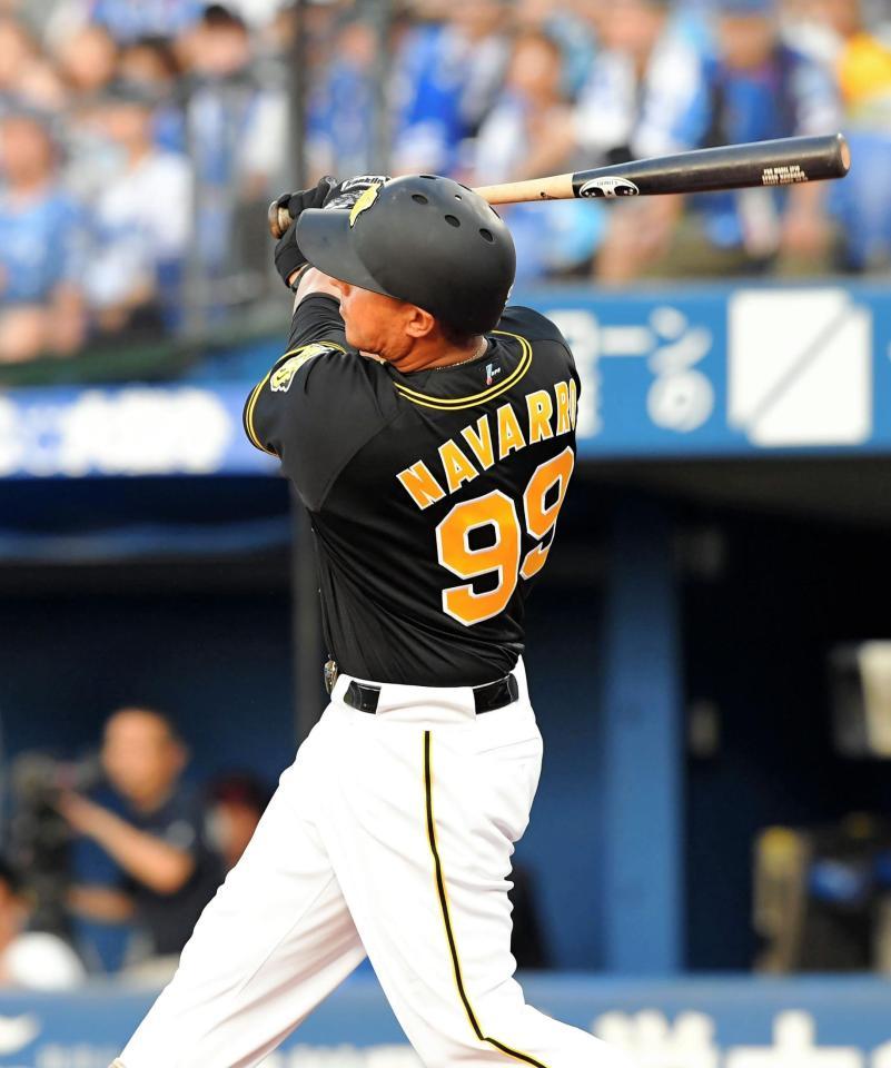 ２回、右越えに勝ち越しのソロを放つ阪神　エフレン・ナバーロ＝横浜スタジアム（撮影・高部洋祐）