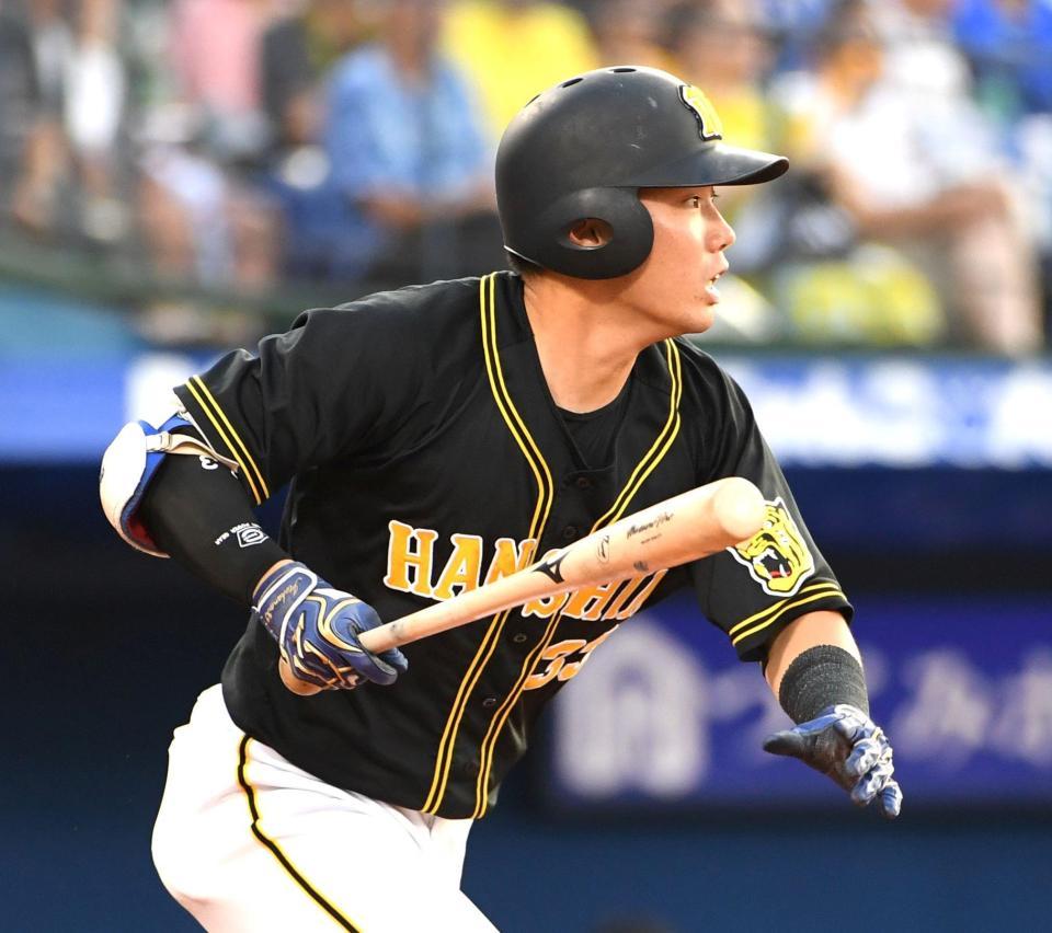 ２回、適時二塁打を放つ阪神・糸原健斗＝横浜スタジアム（撮影・棚橋慶太）
