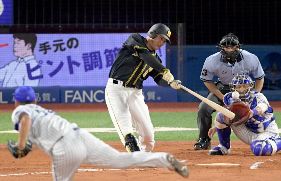 ６回、左中間に適時二塁打を放つ福留