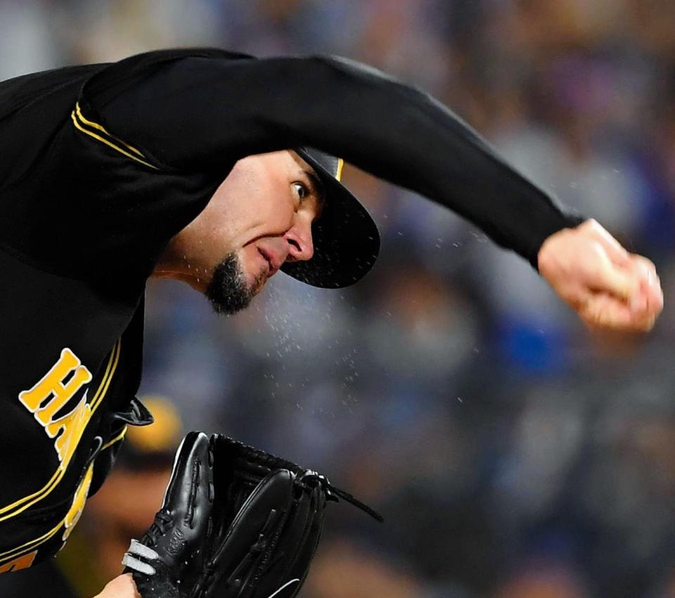 汗を飛ばしながら力投する阪神　ランディ・メッセンジャー＝横浜スタジアム（撮影・高部洋祐）