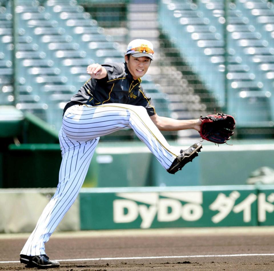 　ノックを受け一塁へ勢いよく投げる藤浪（撮影・田中太一）