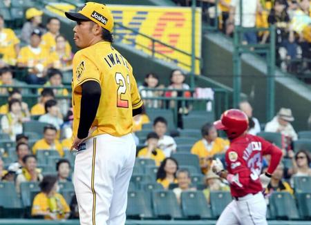 １回、広島・菊池（右奥）に先制２ランを許し舌を出す阪神・岩田