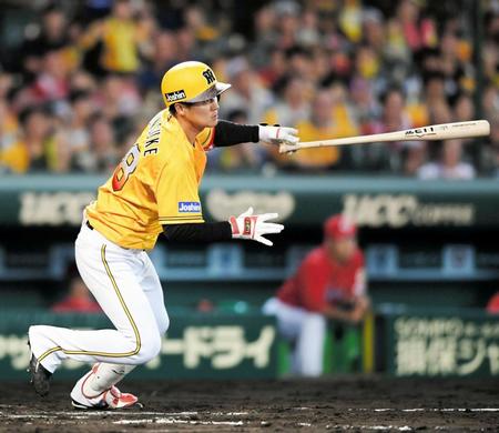 ７回阪神１死二塁、中前へ適時打を放つ阪神・俊介＝甲子園（撮影・田中太一）