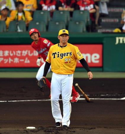 １回広島無死一塁、阪神・岩田稔は広島・菊池涼介に先制ソロを許す＝甲子園（撮影・山口登）