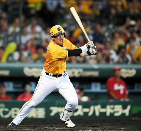 　９回、右前へ安打を放つ原口（撮影・田中太一）