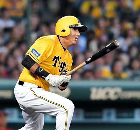 ３回、２点適時打を放つ阪神　エフレン・ナバーロ＝甲子園（撮影・高部洋祐）